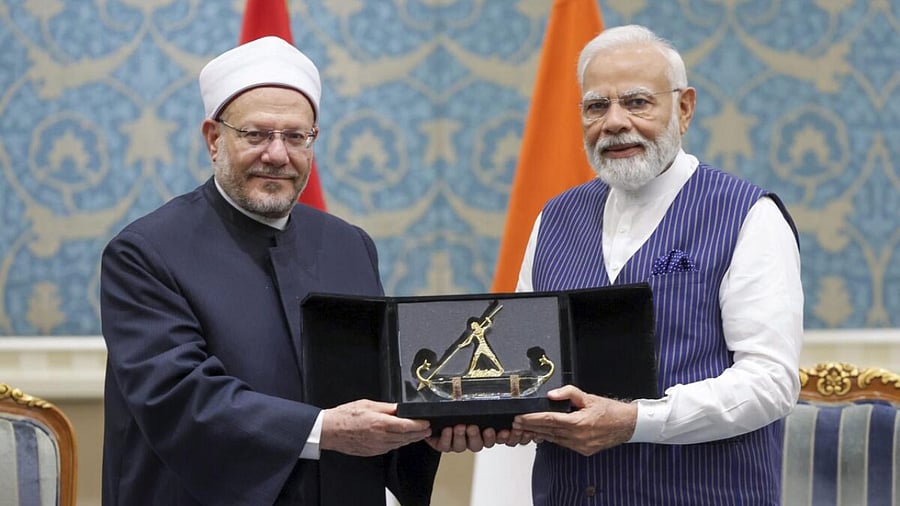 Prime Minister Narendra Modi with Grand Mufti of Egypt Shawky Ibrahim Allam during a meeting, in Cairo. Credit: PTI Photo