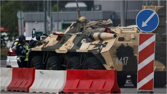 A traffic police officer checks a car next to an armoured personnel carrier (APC) in Moscow, Russia June 24, 2023. Credit: Reuters Photo