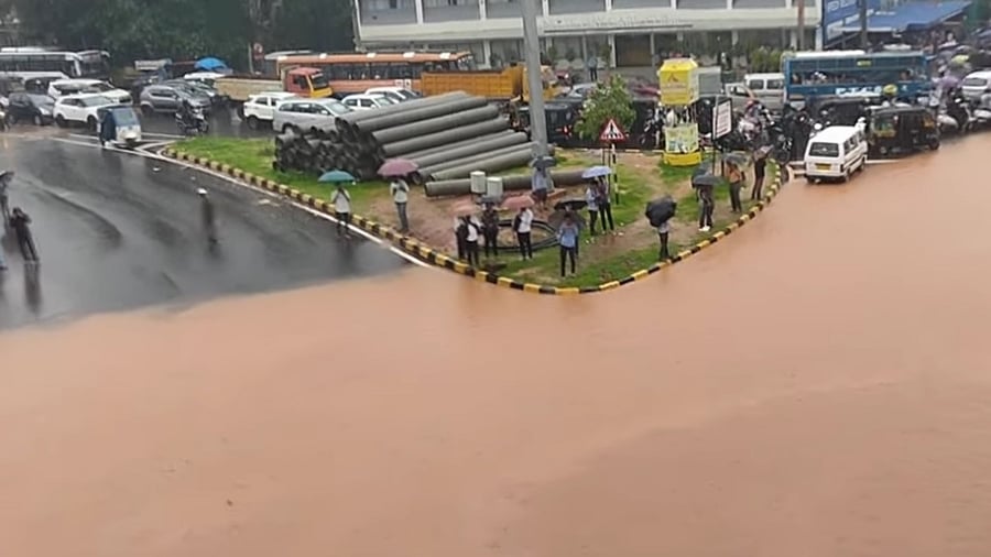 A view of marooned Mahaveera Circle in Mangaluru. Credit: DH Photo