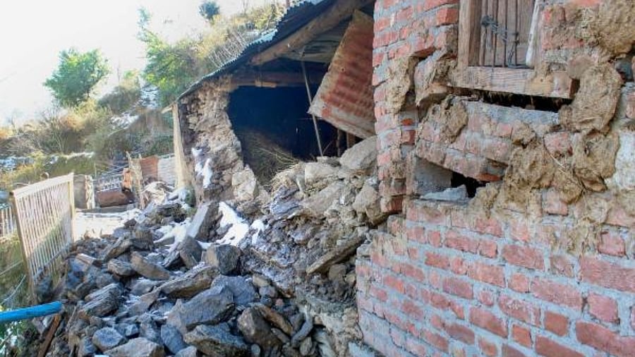 Building hit by subsidence in Joshimath. Credit: PTI Photo