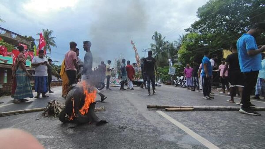 Villagers protest the killing of an independent candidate in West Bengal. Credit: PTI Photo