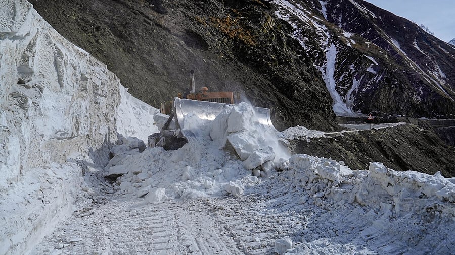 Snow being cleared from the Srinagar-Leh National highway. Credit: PTI File Photo