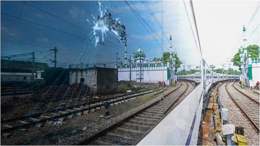 <div class="paragraphs"><p>Representational picture of a damaged windowpane of the Vande Bharat Express </p></div>