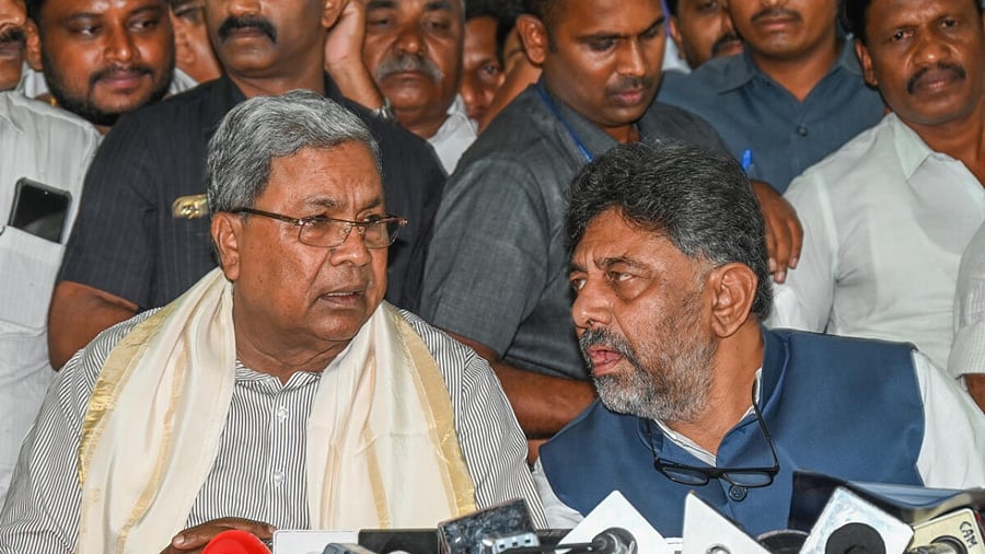 Karnataka Chief Minister Siddaramaiah and his deputy D K Shivakumar. Credit: DH File Photo