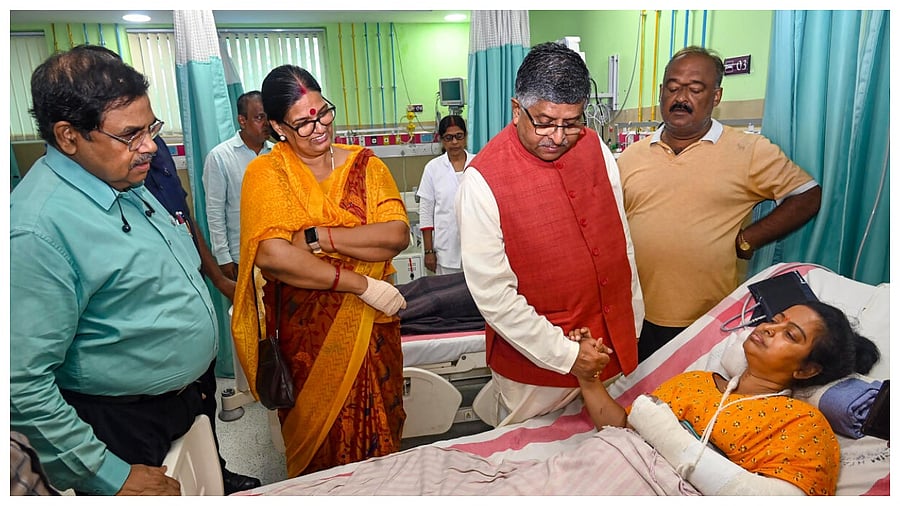BJP MP Ravi Shankar Prasad meets the injured party worker, in Patna, Saturday, July 15, 2023. She was injured allegedly in the police lathicharge during BJP's Vidhan Sabha march. Credit: PTI Photo