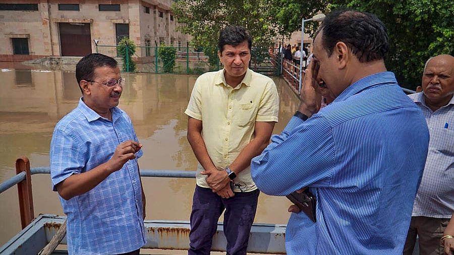 Kejriwal inspects flooding in Delhi. Credit: PTI Photo