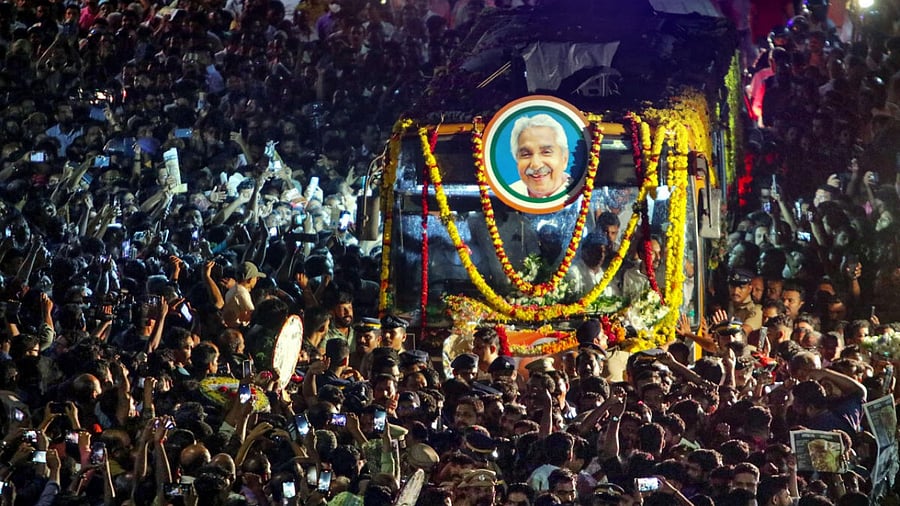 Crowd gather as the mortal remains of former Kerala Chief Minister Oommen Chandy being taken to Kottayam from Thiruvananthapuram. Credit: PTI Photo