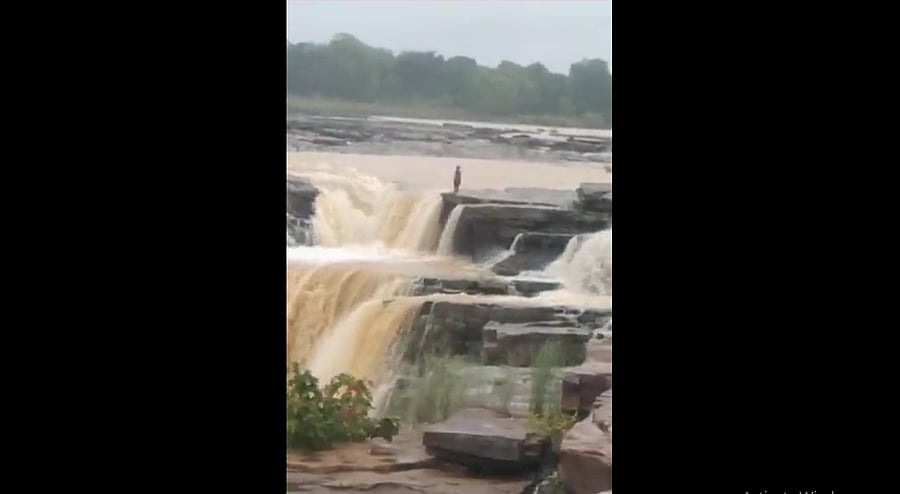 Screengrab from the viral video. Credit: Twitter/@RajniThakurCG