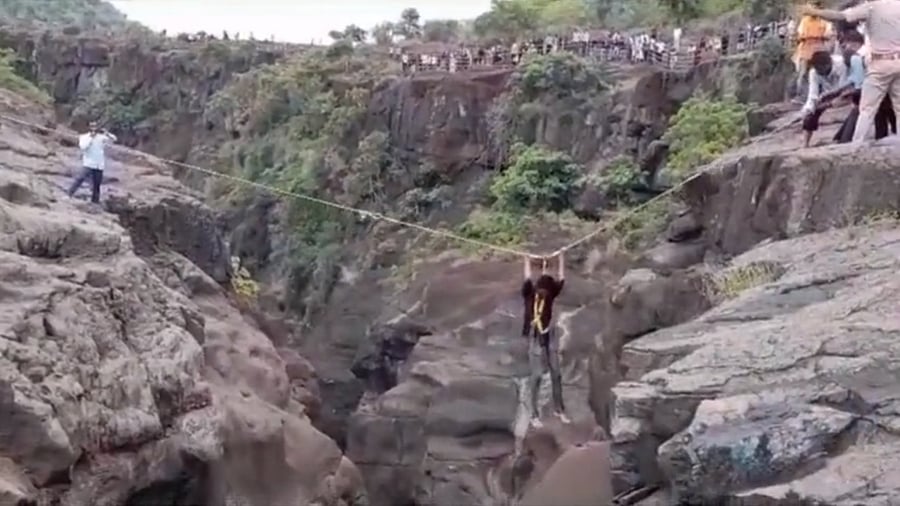Screengrab from the viral video. Credit: Twitter/@sirajnoorani