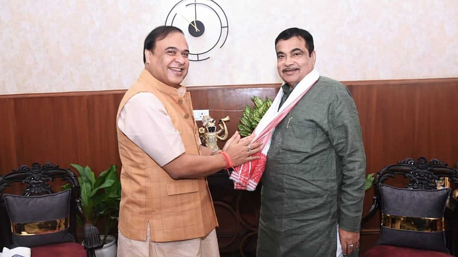 Assam CM Himanta Biswa Sarma with Union Minister Nitin Gadkari. Credit: Twitter / @himantabiswa