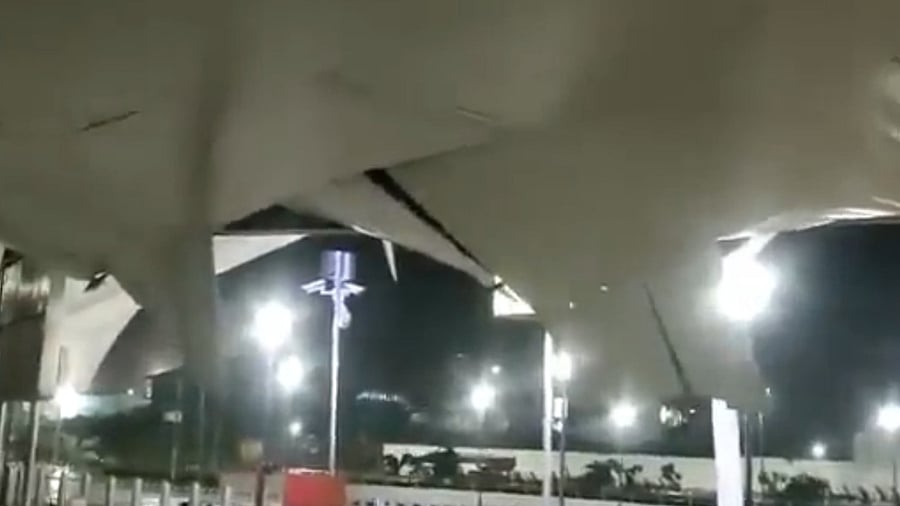 The fallen ceiling at the airport. Credit: Twitter/@shaandelhite