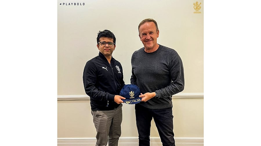 'We are beyond thrilled to welcome 𝗜𝗖𝗖 𝗛𝗮𝗹𝗹 𝗼𝗳 𝗙𝗮𝗺𝗲𝗿 and 𝗧𝟮𝟬 𝗪𝗼𝗿𝗹𝗱 𝗖𝘂𝗽 winning coach 𝐀𝐧𝐝𝐲 𝐅𝐥𝐨𝐰𝐞𝐫 as the 𝗛𝗲𝗮𝗱 𝗖𝗼𝗮𝗰𝗵 of RCB Men’s team,' the team tweeted. Credit: X/@RCBTweets