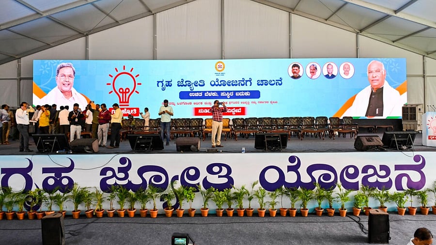 A huge stage set up on NV Grounds in Kalaburagi for the launch of Gruha Jyothi scheme on Saturday. Credit: DH Photo