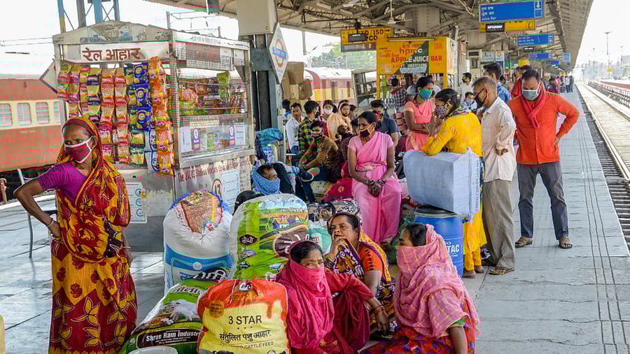 In Pics: Lockdown fears triggers migrants' exodus again