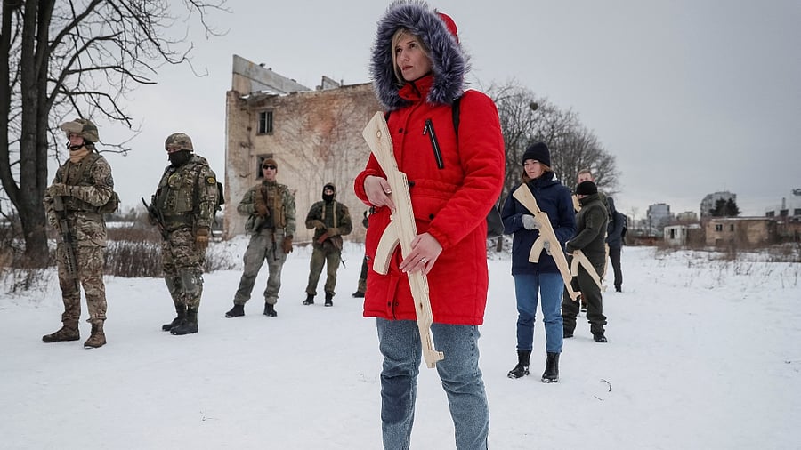Amid Russian invasion threat, Ukrainian civilians learn fighting tactics