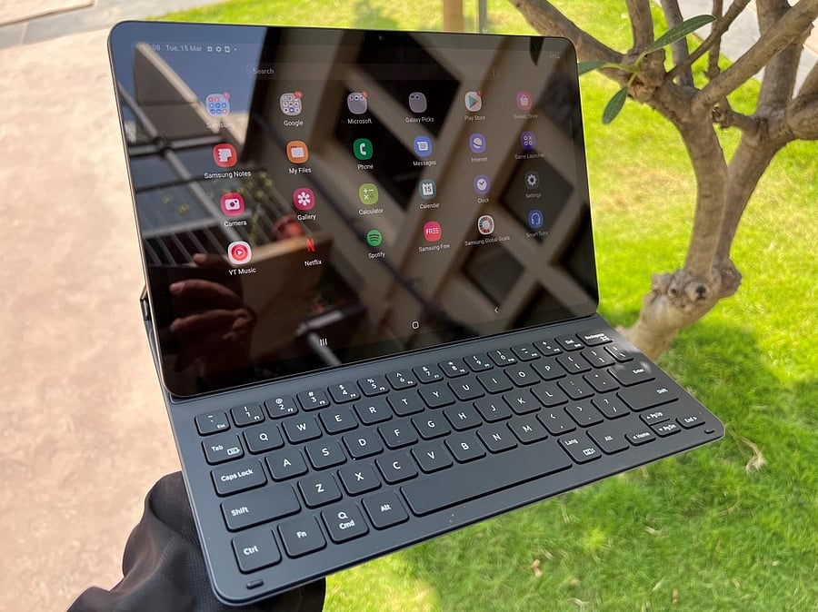 Apple iPads lead global tablet market, while Samsung's Galaxy Tab S8 is lone non-Apple device in top five best-selling tablets globally.