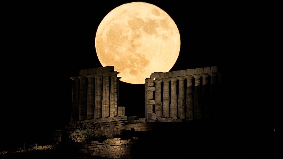 Lunar eclipse 2022: Best photos of Strawberry Moon