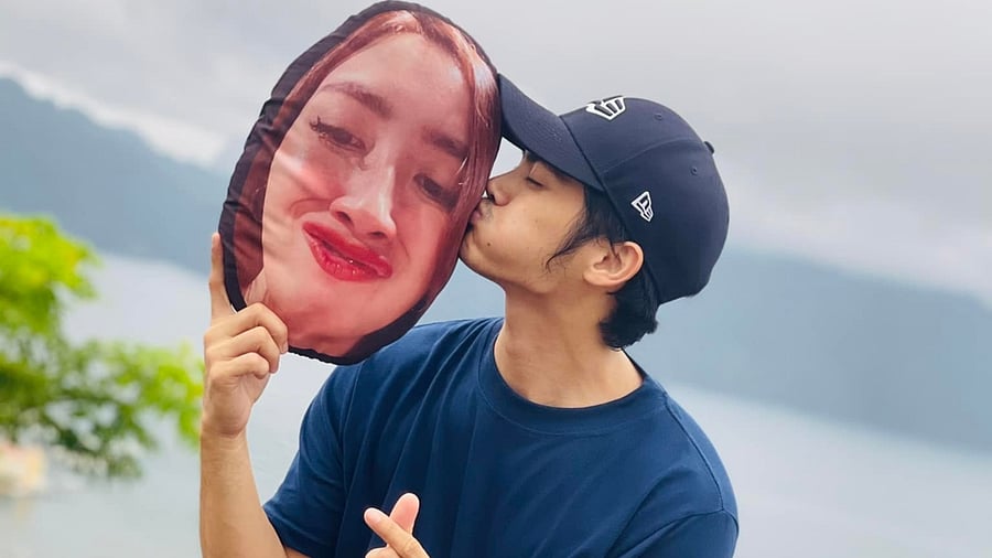 Man goes on vacation with wife's face pillow; clicks hilarious holiday pics. Credit: Facebook/Raymond Tan Fortunado