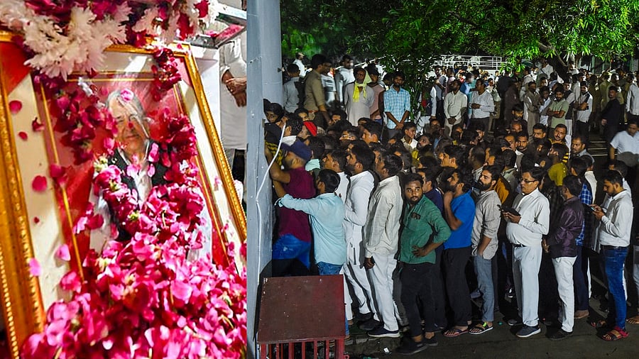 Hundreds pay tributes to Mulayam Singh Yadav in Saifai