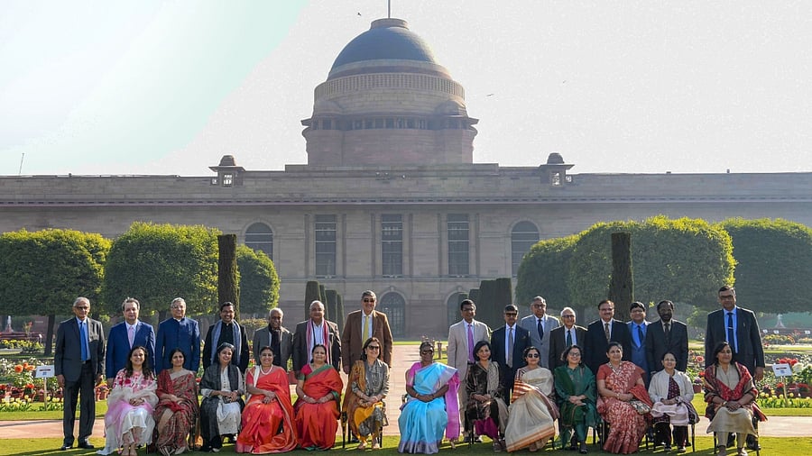 CJI & Supreme Court judges visit Amrit Udyan of Rashtrapati Bhavan Credit: Twitter/@rashtrapatibhvn