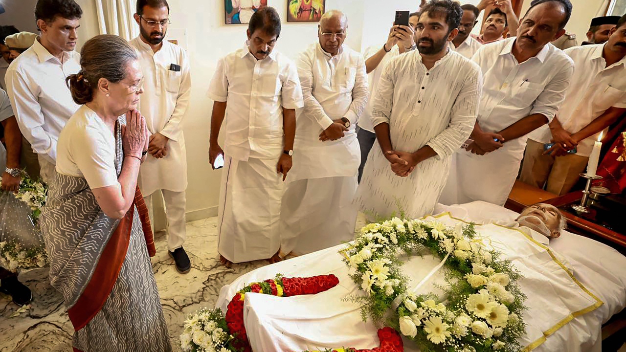 RIP Oommen Chandy: Thousands gather to pay homage to 'leader of masses'