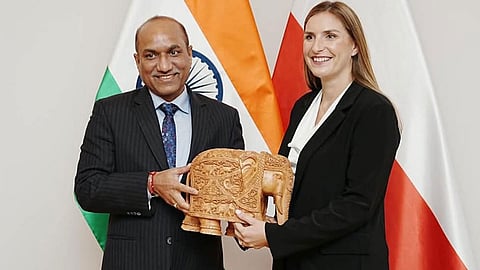 Alt="Defence Production Secretary Sanjeev Kumar with Poland's Secretary of State and Deputy Minister Sobkowiak-Czarnecka"