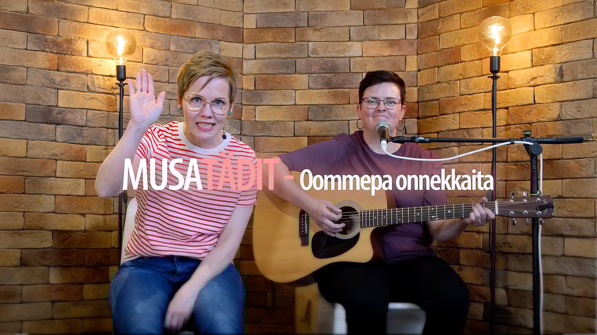 Musatädit-videosarjassa lauluna Oommepa onnekkaita.