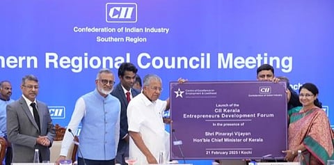 സിഐഐ കേരള സംഘടിപ്പിച്ച കേരള സംരംഭക  വികസന ഫോറം മുഖ്യമന്ത്രി പിണറായി വിജയൻ ഉദ്ഘാടനം ചെയ്യുന്നു 
സിഐഐ ദക്ഷിണ മേഖല ചെയർപേഴ്സൺ ഡോ.ആർ നന്ദിനി,  സിഐഐ ദക്ഷിണ മേഖല ഡെപ്യൂട്ടി ചെയർമാൻ തോമസ് ജോൺ മുത്തൂറ്റ്, സിഐഐ കേരള ചെയർമാൻ വിനോദ് മഞ്ഞില എന്നിവർ സമീപം.