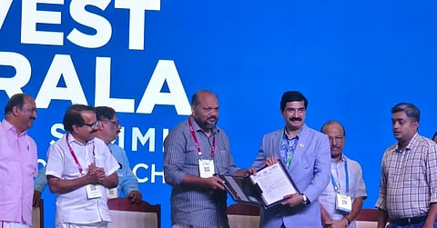 

തൃശൂര്‍ ജില്ലയില്‍ സ്വകാര്യ സര്‍വ്വകലാശാല സ്ഥാപിക്കുന്നതിനുള്ള 500 കോടിയുടെ പദ്ധതിയുടെ താല്‍പര്യ പത്രം നെഹ്‌റു ഗ്രൂപ്പ് മാനേജിംഗ് ഡയരക്ടര്‍ പികെ കൃഷ്ണദാസ്, സംസ്ഥാന വ്യവസായ മന്ത്രി പി രാജീവിന് കൊച്ചിയില്‍ നടന്ന ആഗോള നിക്ഷേപക സംഗമത്തില്‍ കൈമാറുന്നു. 
