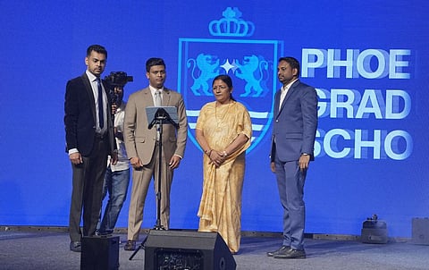 ഫിനിക്‌സ് ഗ്രാജ്വേറ്റ് സ്‌കൂളിന്റെ ബ്രാന്‍ഡ് ലോഞ്ച്  കേന്ദ്ര വനിതാ ശിശുക്ഷേമ സഹമന്ത്രി സാവിത്രി താക്കൂര്‍ നിര്‍വഹിക്കുന്നു.ഫൗണ്ടര്‍ ഡയറക്ടര്‍ ഡോ. സര്‍ജുന്‍ സലിം,  ചെയര്‍മാനും എംഡിയുമായ എന്‍ അറഫാത്ത് അലി, ഡയറക്ടര്‍ അബ്ദുള്‍ നവാസ് എന്നിവര്‍ സമീപം.