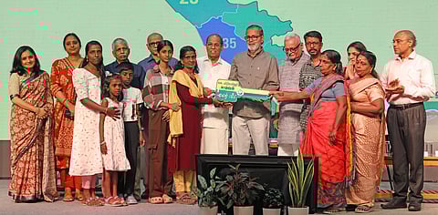 കെ.ചിറ്റിലപ്പിളി ഫൗണ്ടേഷന്റെ എന്റെ വീട് പദ്ധതിയില്‍ നിര്‍മാണം പൂര്‍ത്തീകരിച്ച വീടുകളുടെ താക്കോല്‍ ദാനം ഫൗണ്ടേഷന്‍ ചെയര്‍മാന്‍ കൊച്ചൗസേപ്പ് ചിറ്റിലപ്പിള്ളി എറണാകുളം കാക്കനാട് ചിറ്റിലപ്പിള്ളി സ്‌ക്വയറില്‍ നിര്‍വ്വഹിക്കുന്നു.

