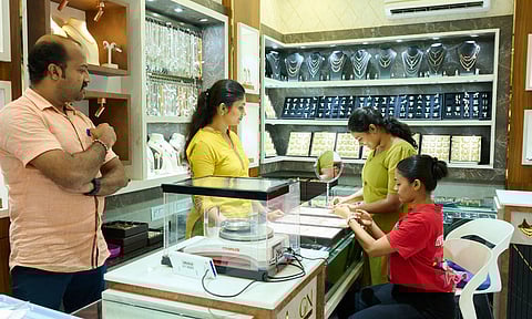 നേരം വെളുത്തപ്പോള്‍ തിരിച്ചിറക്കം, സ്വര്‍ണത്തിനിത് എന്തുപറ്റി? ഇന്നത്തെ നിരക്കുകള്‍ ഇങ്ങനെ
