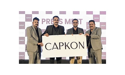 കാപ്‌കോണ്‍ ഗ്രൂപ്പിന്റെ ലോഗോ ലോഞ്ചും 1000 ഫ്‌ളാറ്റുകളുടെ താക്കോല്‍ കൈമാറ്റ പ്രഖ്യാപനവും  
ഗ്രൂപ്പ്  ചെയര്‍മാന്‍ സി. അന്‍വര്‍ സാദത്ത് നിര്‍വ്വഹിക്കുന്നു. മാനേജിംഗ് ഡയറക്ടര്‍ അക്ബര്‍ സാദിഖ് , ഡയറക്ടര്‍മാരായ അരുണ്‍ എസ് ബാബു , ജിജോയ് എസ് എന്നിവര്‍ സമീപം

