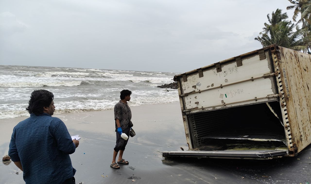 മുങ്ങിയ കപ്പലില്‍ നിന്ന് കരക്കടിഞ്ഞ കണ്ടയ്നര്‍ സി.എം.എഫ്.ആര്‍.ഐ സംഘം പരിശോധിക്കുന്നു.