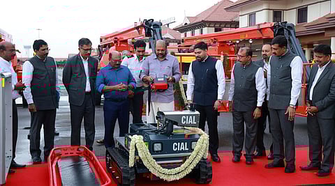 കൊച്ചി അന്താരാഷ്ട്ര വിമാനത്താവളത്തില്‍ അത്യാധുനിക അഗ്നിശമന ഉപകരണങ്ങളുടെ സ്വിച്ച് ഓണ്‍ കര്‍മ്മം മന്ത്രി രാജീവ് നിര്‍വ്വഹിക്കുന്നു.