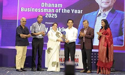 കൊച്ചി ലെമെറിഡിന്‍ കണ്‍വെന്‍ഷന്‍ സെന്റില്‍ നടന്ന ധനം ബിസിനസ് സമ്മിറ്റ് ആന്‍ഡ് അവാര്‍ഡ് നൈറ്റില്‍ 
ധനം ബിസിനസ്മാന്‍ ഓഫ് ദി ഇയര്‍ പുരസ്‌കാരം ജോയ്ആലുക്കാസ് ഗ്രൂപ്പ് ചെയര്‍മാന്‍ ഡോ. ജോയ് ആലുക്കാസ് ഓസ്‌കാര്‍ പുരസ്‌കാര ജേതാവ് ഗുനീത് മോംഗ കപൂറില്‍ നിന്ന് ഏറ്റുവാങ്ങുന്നു്. ഇന്ത്യന്‍ എക്സ്പ്രസ് മുന്‍ എഡിറ്ററും ധനം അവാര്‍ഡ് ജൂറി മെമ്പറുമായ എം.കെ ദാസ്,  ധനം ബിസിനസ് മീഡിയ ചെയര്‍മാനും ചീഫ് എഡിറ്ററുമായ കുര്യന്‍ ഏബ്രഹാം, എല്‍.ഐ.സി ഹൗസിംഗ് ഫിനാന്‍സ് സ്വതന്ത്ര ഡയറക്ടര്‍ സുശീല്‍ കുമാര്‍, ധനം ബിസിനസ് മീഡിയ ഡയറക്ടറും എക്സിക്യൂട്ടീവ് എഡിറ്ററുമായ മരിയ ഏബ്രഹാം എന്നിവര്‍ സമീപം
