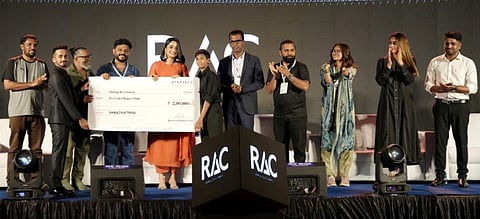 
മാലിന്യ സംസ്‌കരണത്തിന് ഗെയിം സ്വഭാവം കൊണ്ടുവരുന്ന പദ്ധതി അവതരിപ്പിച്ച് യുവസംരംഭക അവാര്‍ഡിന് അര്‍ഹനായ മുഹമ്മദ് സിനാനുള്ള സീഡ് ഫണ്ടിങ് റാക്ക് ചെയര്‍മാനും ഫൗണ്ടറുമായ ഷിബിലി റഹ്‌മാന്‍, നമിത പ്രമോദ്, അല്‍ഹിന്ദ് വി.പി റോഷന്‍ കക്കാട്ട്, കല്ലു, മാത്തുക്കുട്ടി, സ്റ്റാര്‍ട്ടപ്പ് മിഷന്‍ കോഡിനേറ്റര്‍ റൂണി തുടങ്ങിയവര്‍ ചേര്‍ന്ന് കൈമാറുന്നു. സില്‍വാന്‍ മുസ്തഫ, സ്റ്റെം കേഡറ്റ്സ് സിഇഒ വിപിന്‍, നൂര്‍ ജലീല, സജ്ലി സലീം തുടങ്ങിയവര്‍ സമീപം.

