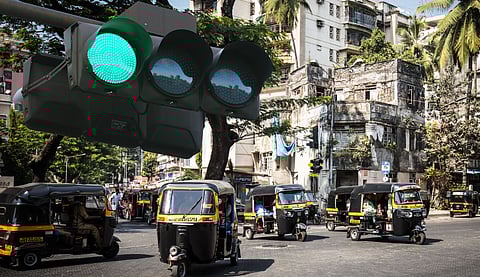 റോഡിലെ തിരക്കനുസരിച്ച് ഇനി 'പച്ച തെളിയും', വാഹനത്തിരക്ക് കുറയ്ക്കാന്‍ എ.ഐയെ കൂട്ടുപിടിച്ച് കെല്‍ട്രോണ്‍