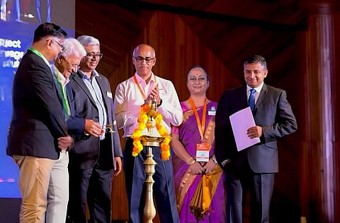 കൊച്ചി ഹോട്ടല്‍ ലെ മെറിഡിയനില്‍ നടന്ന  പ്രോജക്ട് മാനേജ്‌മെന്റ് ഇന്‍സ്റ്റിറ്റ്യൂട്ട് (പി.എം ഐ) കേരള ചാപ്റ്ററിന്റെ പതിനഞ്ചാമത് വാര്‍ഷിക സമ്മേളനത്തിന്റെ ഉദ്ഘാടന ചടങ്ങില്‍ നിന്ന്.
