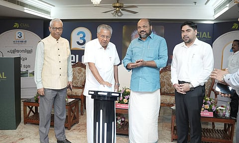 സിയാല്‍ പണികഴിപ്പിക്കുന്ന പാലങ്ങളുടെ നിര്‍മാണോത്ഘാടനം മുഖ്യമന്ത്രി പിണറായി വിജയന്‍ നിര്‍വഹിക്കുന്നു. മന്ത്രി പി. രാജീവ്, ചീഫ് സെക്രട്ടറി ഡോ. എ.ജയതിലക്, സിയാല്‍ മാനേജിംഗ് ഡയറക്ടര്‍ എസ്.സുഹാസ് ഐ.എ.എസ് എന്നിവര്‍ സമീപം

