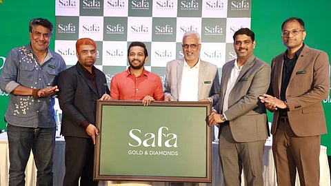 സഫാ ഗോള്‍ഡ് ആന്‍ഡ് ഡയമണ്ട്‌സിന്റെ പുതിയ ലോഗോ ബ്രാന്‍ഡ് അംബാസഡര്‍ ബേസില്‍ ജോസഫ് പുറത്തിറക്കുന്നു.