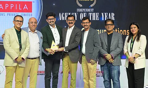 ദേശിയ തലത്തില്‍ മികച്ച ഏജന്‍സി ഓഫ് ദി ഇയര്‍ പുരസ്‌കാരം വളപ്പില കമ്മ്യൂണിക്കേഷന്‍സ്
മാനേജിംഗ് ഡയറക്ടര്‍മാരായ ജെയിംസ് വളപ്പില, ജോണ്‍സ് വളപ്പില, ഡയറക്ടര്‍ ലിയോ വളപ്പില എന്നിവര്‍
ഏറ്റുവാങ്ങുന്നു. അവാര്‍ഡ് കമ്മിറ്റി ചെയര്‍മാനും എക്‌സ്‌ചേഞ്ച് 4 മീഡിയ കോ-ഫൗണ്ടറുമായ നവല്‍ അഹൂജ, ബിഡബ്ല്യു ബിസിനസ് വേള്‍ഡ് ചെയര്‍മാന്‍ & എഡിറ്റര്‍-ഇന്‍-ചീഫ് ഡോ. അനുരാഗ് ബത്ര, ഡ്യുറാസെല്‍ ഇന്ത്യ ജിഎം സുനില്‍ഗാഡ്ഗില്‍, ആപ്‌ട്രോവ് അസോസിയേറ്റ് ഡയറക്ടര്‍ ആകാംക്ഷ തിവാരി 
എന്നിവര്‍ സമീപം.
