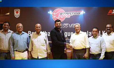 ബാസ്‌കറ്റ്‌ബോള്‍ ലീഗ് കേരളയുടെ പ്രഖ്യാപനം സ്റ്റാര്‍ട്ടിങ് ഫൈവ് മാനേജിങ് ഡയറക്ടര്‍ പി. ജേക്കബ്, എബിസിഎഫ്എഫ് സിഇഒ അനിരുദ്ധ പോളെ എന്നിവര്‍ ചേര്‍ന്ന് നിര്‍വഹിക്കുന്നു. കെബിഎ ലൈഫ് പ്രസിഡന്റ് പി.ജെ സണ്ണി, പ്രസിഡന്റ് ജേക്കബ്  ജോസഫ്, സെക്രട്ടറി പി.സി ആന്റണി, സ്റ്റാര്‍ട്ടിങ് ഫൈവ്, പ്രൊമോട്ടര്‍ അജിത് കുമാര്‍ നായര്‍, ഡയറക്ടര്‍ കോശി എബ്രഹാം എന്നിവര്‍ സമീപം.