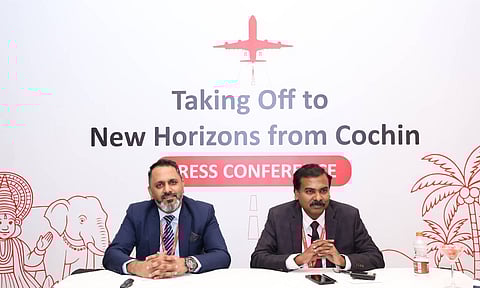 കൊച്ചി വിമാനത്താവളത്തിലെ എയര്‍ ഇന്ത്യ സാറ്റ്സിന്റെ ഗ്രൗണ്ട് ഹാന്‍ഡ്ലിംഗ് പ്രവര്‍ത്തനങ്ങളെ കുറിച്ച് പ്രഖ്യാപിക്കുന്ന ചടങ്ങില്‍ എയര്‍ ഇന്ത്യ സാറ്റ്സ് ബിസിനസ് ഡെവലപ്മെന്റ് ഹെഡ് കല്‍പേഷ് സിങും കൊച്ചി സ്റ്റേഷന്‍ ഹെഡ് സെന്തില്‍ കുമാറും.
