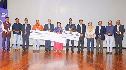 2025ലെ ബ്യൂമെര്‍ക് നവ ദിശ പുരസ്‌കാരങ്ങള്‍ നേടിയവര്‍ ബ്യൂമെര്‍ക് ഇന്ത്യ ഫൗണ്ടേഷന്‍ ചെയര്‍മാനും മാനേജിംഗ് ട്രസ്റ്റിയുമായ ആര്‍. ബാലചന്ദ്രന്‍, ഐ.ഐ.
ടി പാലക്കാട് ഡയറക്ടര്‍ പ്രൊഫ. എ.ശേഷാദ്രി ശേഖര്‍ എന്നിവര്‍ക്കൊപ്പം.