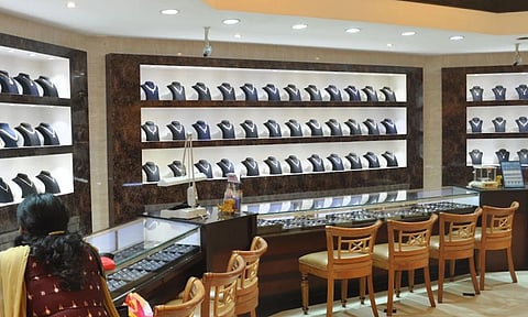 ഇന്ത്യക്കാരുടെ സ്വര്‍ണഭ്രമത്തിന് ചെക്ക് വച്ചത് പൊന്നിന്‍ വിലയോ? 2025ല്‍ സ്വര്‍ണ ഉപഭോഗത്തില്‍ വന്‍ കുറവ്