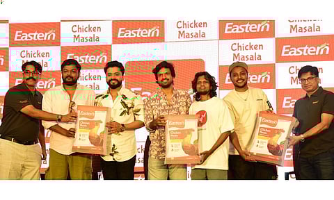 ലോക ചിക്കന്‍കറി ദിനത്തോനുബന്ധിച്ച് ഈസ്റ്റേണ്‍ ചിക്കന്‍ സോങ് പുറത്തിറക്കുന്നു. ചീഫ് മാര്‍ക്കറ്റിംഗ് ഓഫീസര്‍ പ്രവീണ്‍ രാമസ്വാമി, സിഇഒ ഗിരീഷ് നായര്‍ എന്നിവര്‍ക്കൊപ്പം ചിക്കന്‍ സോങ്ങിന്റെ സൃഷ്ടാക്കളായ സുഹൈല്‍ കോയ, മണികണ്ഠന്‍ അയ്യപ്പന്‍, മൃദുല്‍ നായര്‍, സൂരജ് സന്തോഷ്, പ്രശസ്ത നടന്‍ മണിക്കുട്ടന്‍ എന്നിവര്‍ സമീപം.
