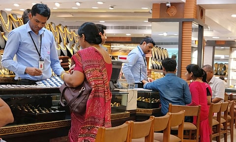 രാവിലത്തെ നേട്ടം ഉച്ചയോടെ 'ആവിയായി', സ്വര്‍ണത്തില്‍ വാങ്ങലുകാര്‍ക്ക് തിരിച്ചടി