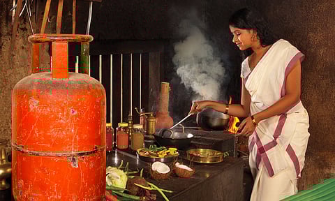 സിലിണ്ടര്‍ വേഗം കാലിയാകുന്നുണ്ടോ? അടുക്കളയില്‍ ഗ്യാസ് ലാഭിക്കാന്‍ ഈ ലളിത മാര്‍ഗങ്ങള്‍ പരീക്ഷിക്കൂ
