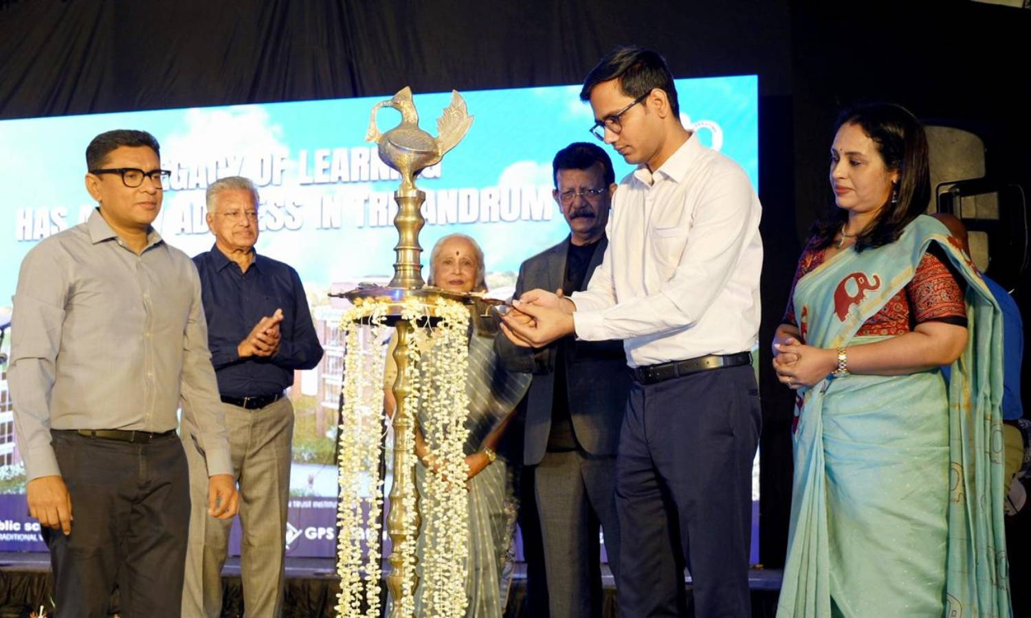 ടെക്നോപാര്‍ക്ക് സി.ഇ.ഒ സന്ദീപ് കുമാര്‍ ഐ.എ.എസ് ഗ്ലോബല്‍ പബ്ലിക് സ്‌കൂളിന്റെ പുതിയ കാമ്പസ് ഉദ്ഘാടനം 
ചെയ്യുന്നു. ഐ.ബി.എസ് ഗ്രൂപ്പ് ചെയര്‍മാന്‍ വി.കെ. മാത്യൂസ്, ജി.പി.എസ് ചെയര്‍മാന്‍ പി. ജേക്കബ്,  ട്രസ്റ്റി ലക്ഷ്മി രാമചന്ദ്രന്‍, ഡയറക്ടര്‍ ജോഹാന്‍ ജേക്കബ് പി. എന്നിവര്‍ ചടങ്ങില്‍
